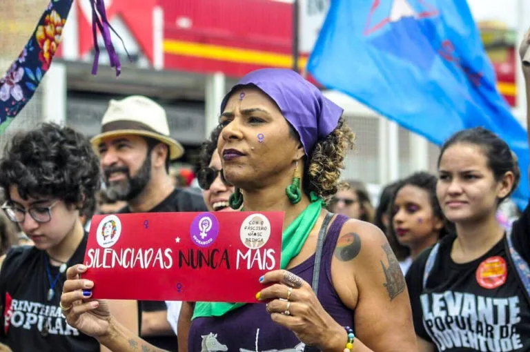 Em MG, mulheres vão às ruas no 8M contra a violência e pelo fim da escala 6 por 1