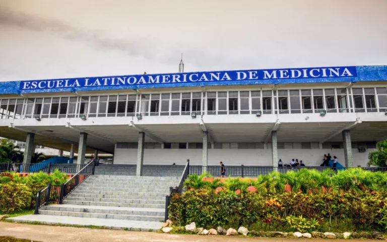 Sob pressão dos EUA, Escola de Medicina de Cuba exalta união com brasileiros em visita do MST