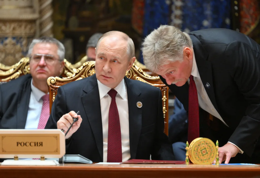 O presidente da Rússia, Vladimir Putin, conversa com o porta-voz do Kremlin, Dmitry Peskov, durante uma reunião em 10 de outubro de 2025.