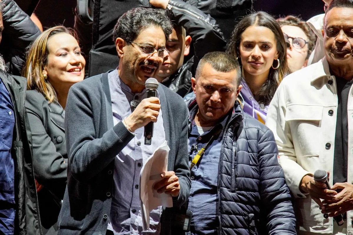 O candidato presidencial colombiano Iván Cepeda, do governista Pacto Histórico, discursa durante ato de campanha na Praça Bolívar, em Bogotá, em 27 de fevereiro de 2026. A Colômbia realiza eleições legislativas em 8 de março e o primeiro turno da eleição presidencial em 31 de maio. (Foto: Sergio Yate / AFP)