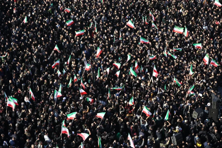 Multidão vai às ruas do Irã lamentar morte de Khamenei e reivindicar ‘vingança’
