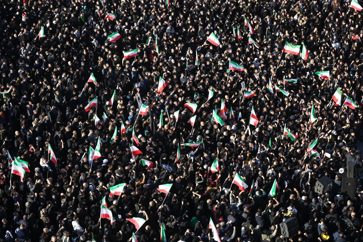 Iranianos se reúnem em uma praça de Teerã em 1º de março de 2026 para lamentar a morte do líder supremo do país, o aiatolá Ali Khamenei