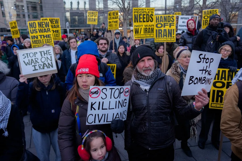 Pessoas protestam contra a guerra no Irã em 2 de março de 2026 em Nova York, Nova York. O presidente dos EUA, Donald Trump, anunciou que os Estados Unidos e Israel haviam lançado um ataque ao Irã na manhã de sábado. Adam Gray/Getty Images/AFP (Foto de Adam Gray / GETTY IMAGES NORTH AMERICA / Getty Images via AFP)