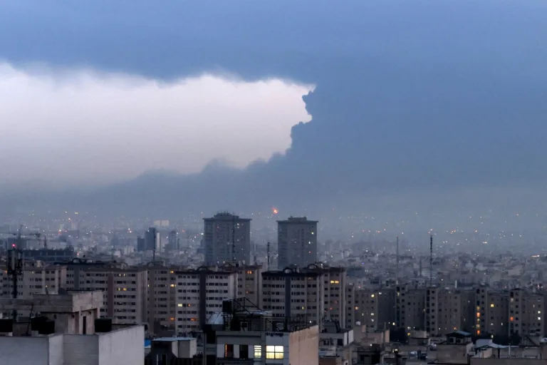 Guerra do Irã escala com ataques à produção energética do Oriente Médio; petróleo dispara 