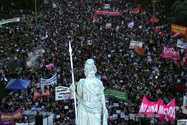 Adiada para permitir greve contra Milei, marcha do Dia da Mulher atrai milhares na Argentina