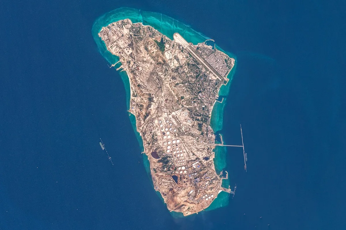 Imagem divulgada pela Agência Espacial Europeia (ESA), capturada pelo satélite Copernicus Sentinel-2, mostra a ilha iraniana de Kharg, que abriga o principal terminal de exportação de petróleo bruto do país e é responsável pela grande maioria de suas exportações de petróleo para o mundo