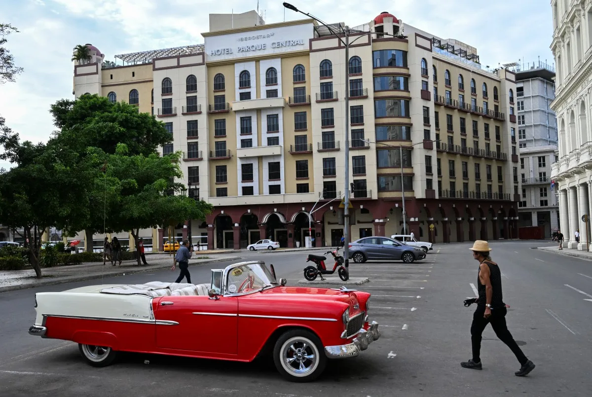 Carro estadunidense clássico é visto estacionado perto do hotel Iberostar Parque Central em Havana, em 12 de março de 2026