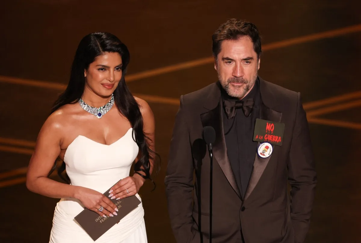 Priyanka Chopra e Javier Bardem apresentam o Oscar de melhor filme internacional durante a cerimônia realizada no Dolby Theatre, em Hollywood, em 15 de março de 2026.