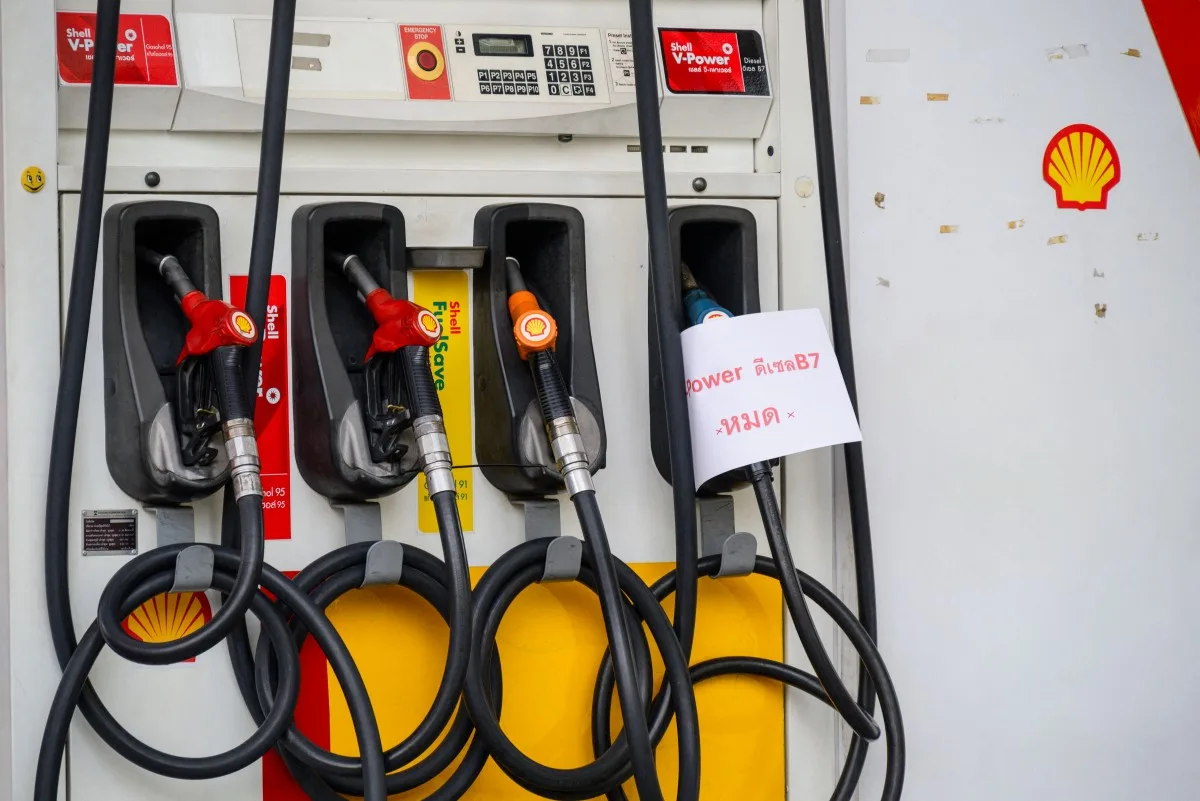 Aviso informando que o biodiesel B7 acabou é exibido em uma bomba de um posto de gasolina Shell em Bangkok, em 16 de março de 2026, após interrupções nas importações causadas pela guerra no Oriente Médio
