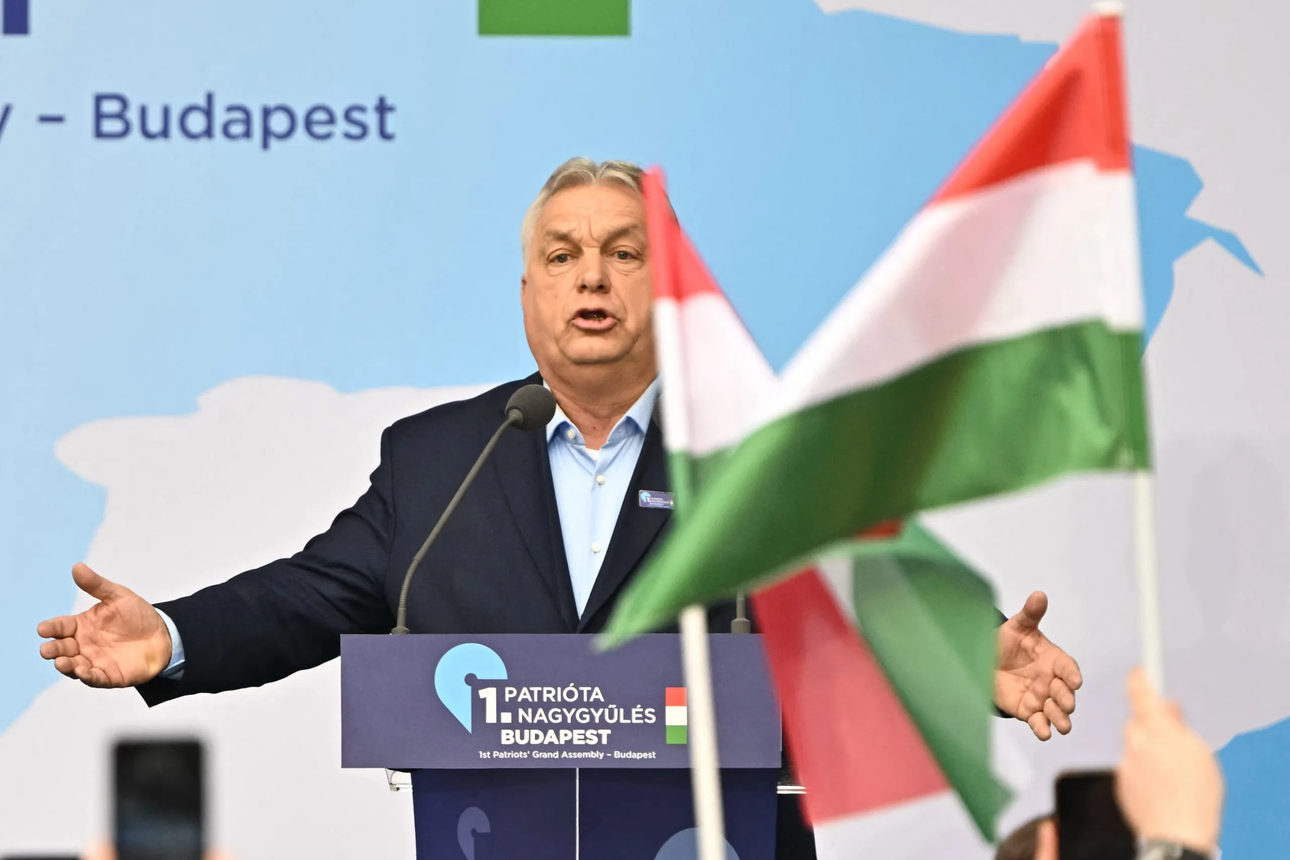 O primeiro-ministro húngaro, Viktor Orbán, discursa para o público durante o primeiro Comício Patriótico no Centro Cultural Millenaris, em Budapeste, Hungria, em 23 de março de 2026
