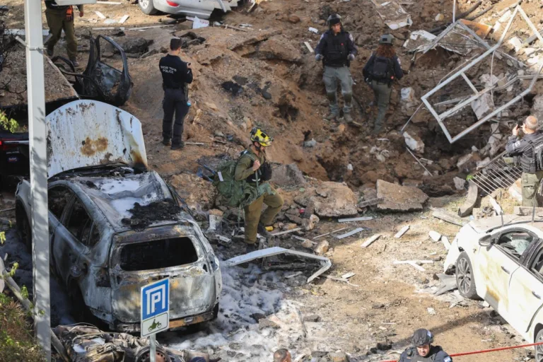 Irã intensifica ofensiva contra Tel Aviv após ataques noturnos de Israel e EUA