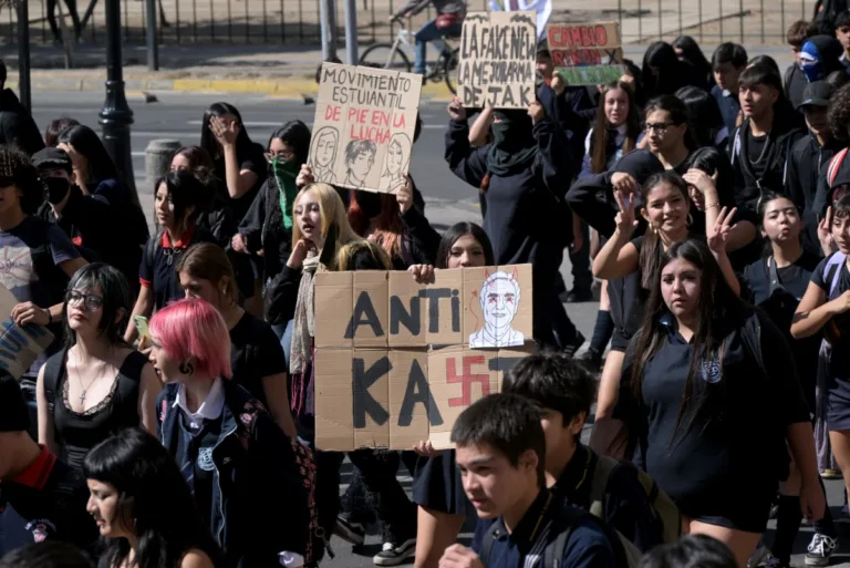 Estudantes protestam contra medidas neoliberais de Kast no Chile