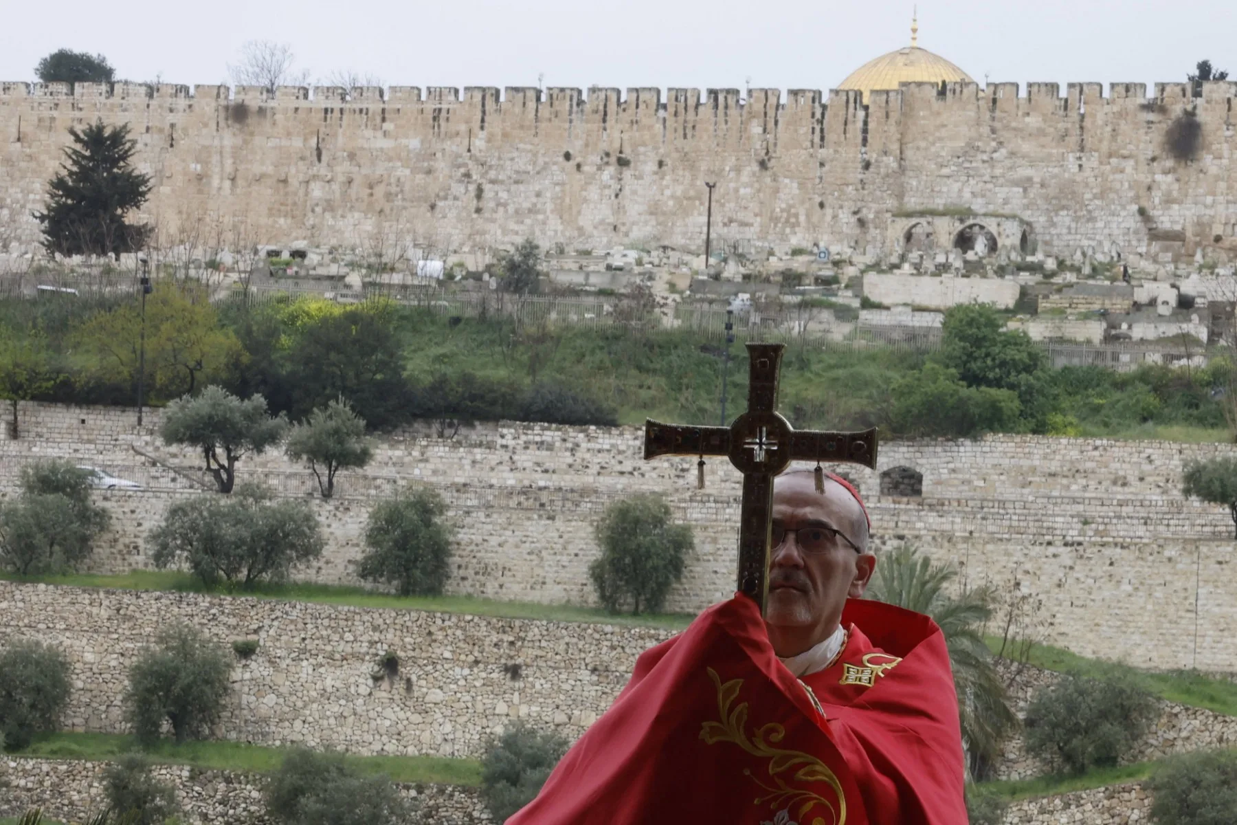 O Patriarca Latino de Jerusalém, Cardeal Pierbattista Pizzaballa, lidera uma cerimônia religiosa para celebrar o Domingo de Ramos em Jerusalém, em 29 de março de 2026