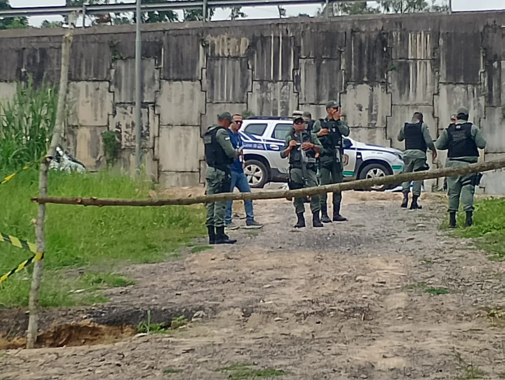 Famílias ocupantes do terreno próximo à Arena de Pernambuco denunciam terem sido hostilizadas por policiais, que tentaram dificultar o acesso à área, que é pública