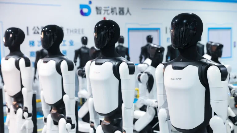 China inaugura primeira fábrica do mundo de robôs que fabricam robôs
