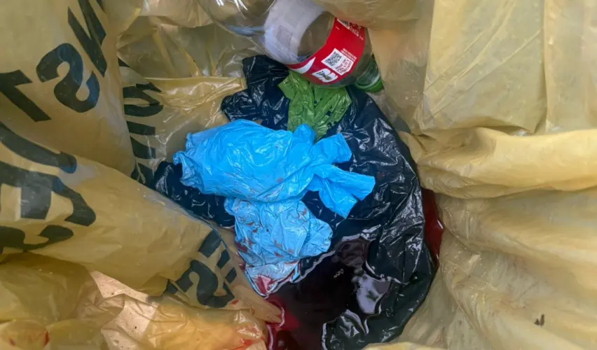 Camiseta e moletom utilizadas por Péricles Monteiro Melo foram encontrados pela família descartados em uma lixeira pública próxima ao local do crime | Foto: Arquivo pessoal
