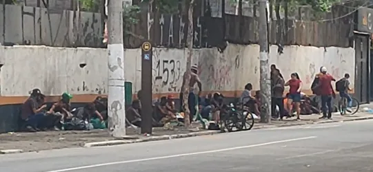 Pessoas em situação de uso abusivo de substâncias químicas em frente ao Terminal Princesa Isabel, em São Paulo