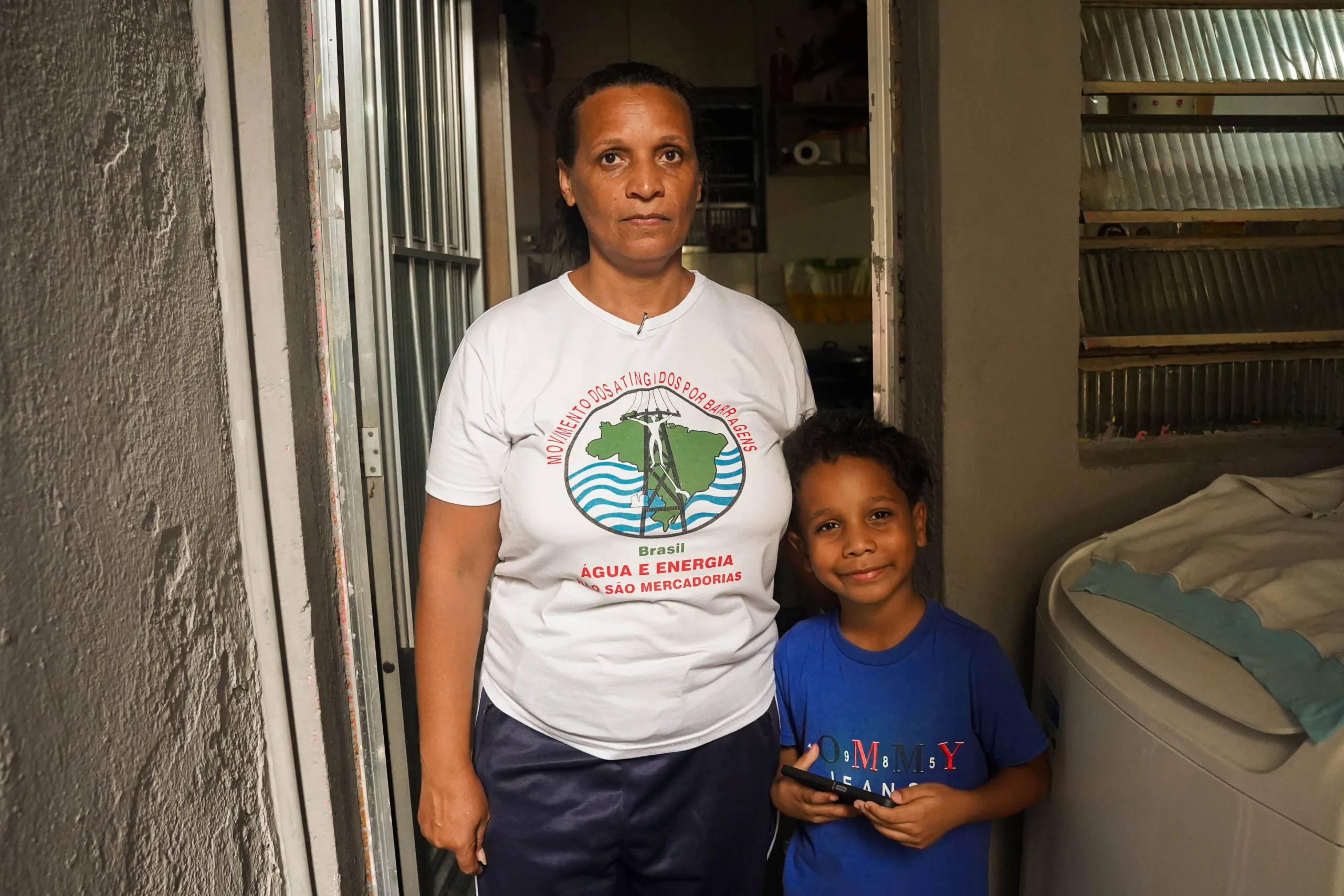 Patricia e seu filho Richard na porta de casa (Foto: Rodrigo Chagas/Brasil de Fato)