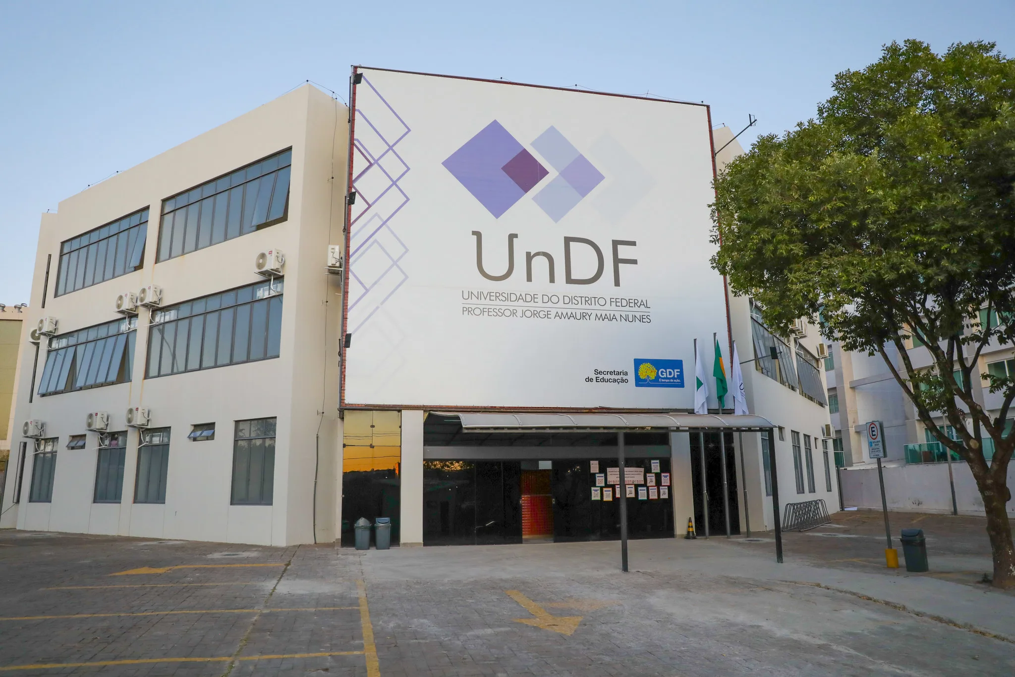 Professores e estudantes ocupam o campus Norte da UnDF em protesto contra precarização e decisões autoritárias da Reitoria pro tempore.