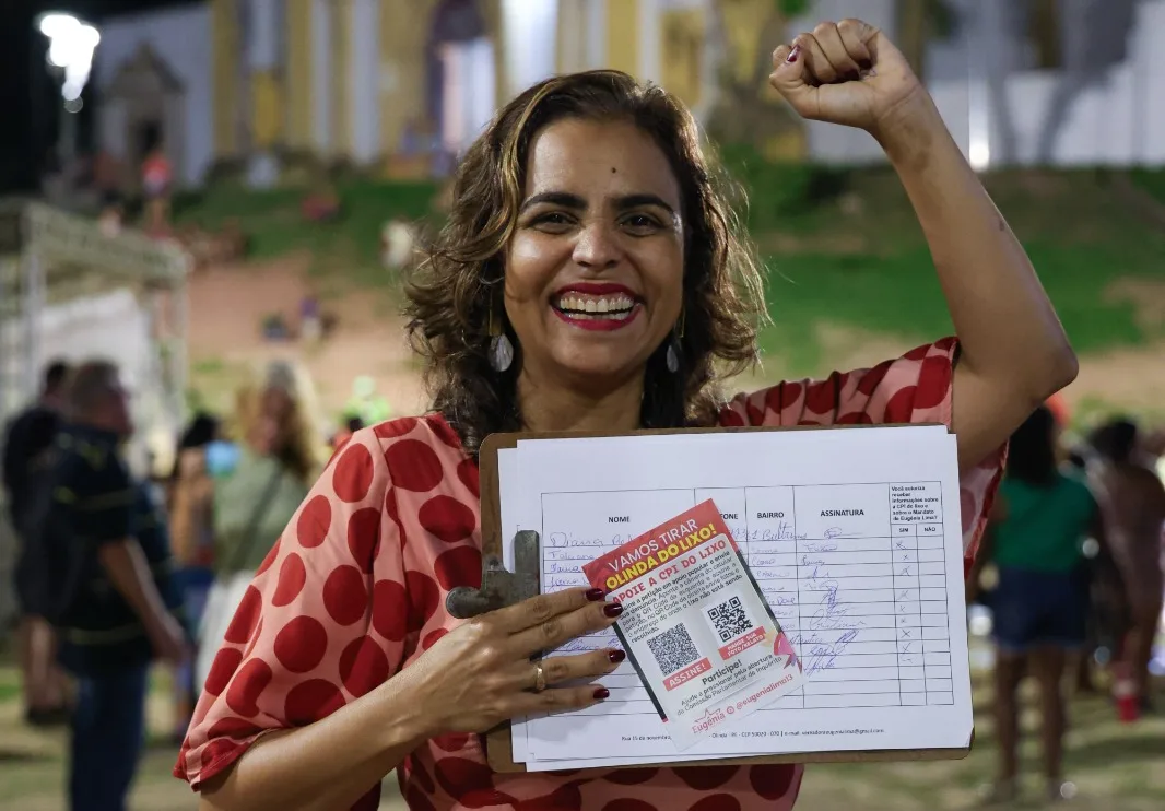 Vereadora olindense Eugênia Lima (PT) coleta assinaturas da população em apoio à abertura de uma CPI do Lixo de Olinda