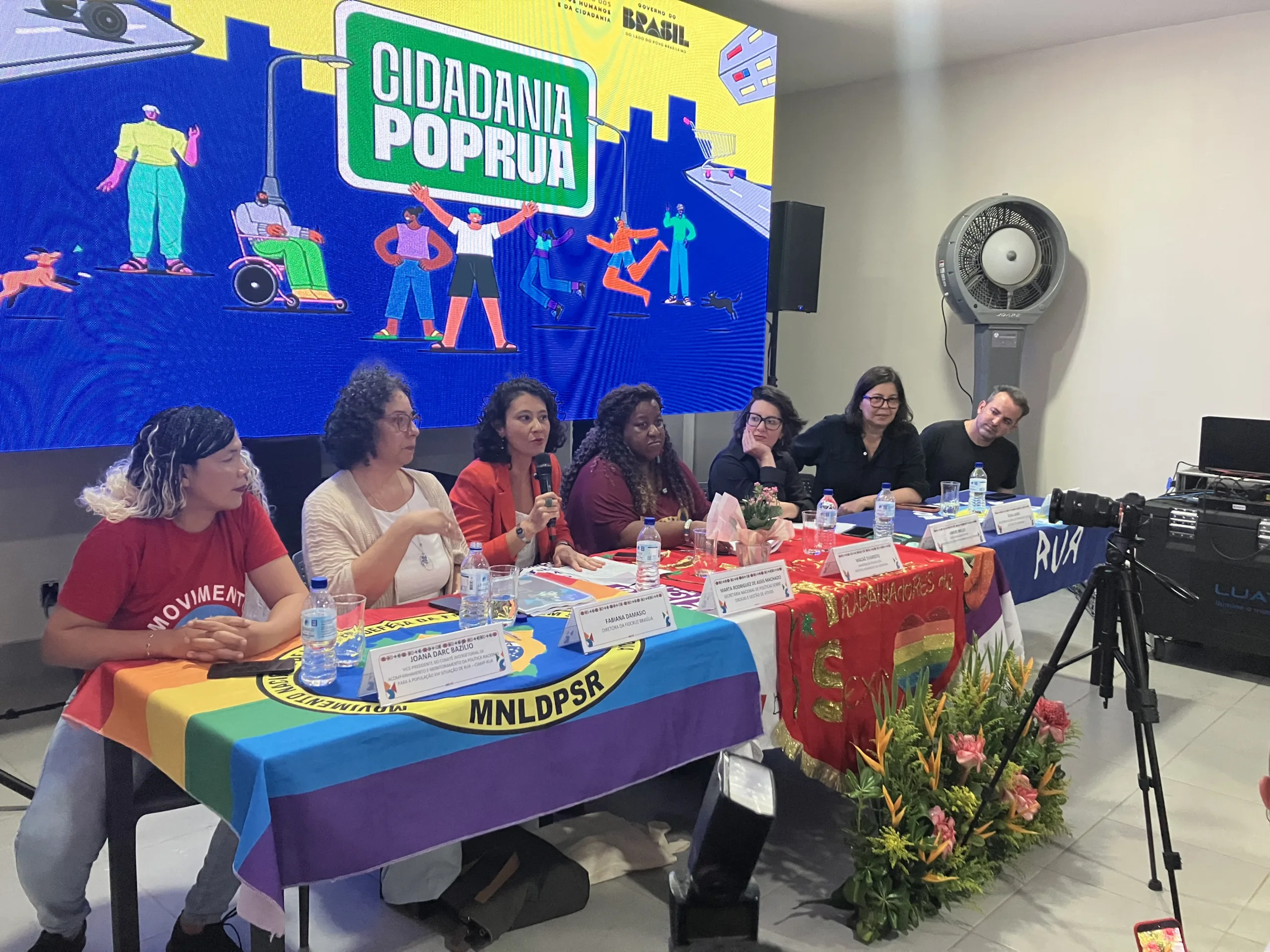 Autoridades, movimentos sociais e população de rua participam do lançamento do Cidadania PopRua no Setor Comercial Sul, em Brasília.