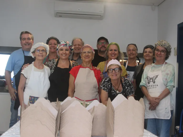 Cozinha Solidária Ecarta retoma atividades e distribui refeições à população de rua 