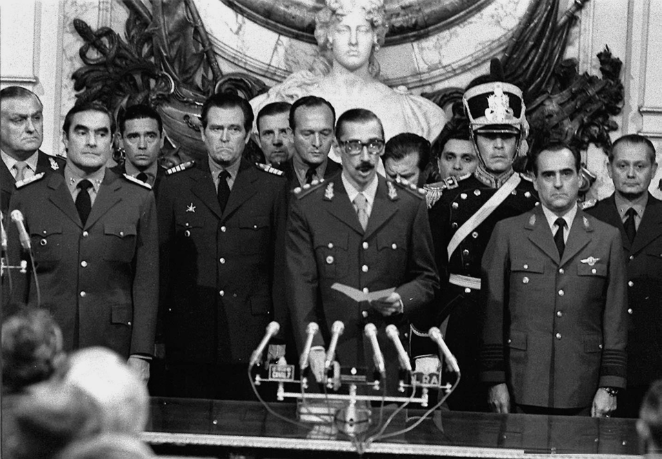 O general Jorge Videla é empossado como presidente argentino em 1976: ex-ditador foi condeando à prisão perpétua