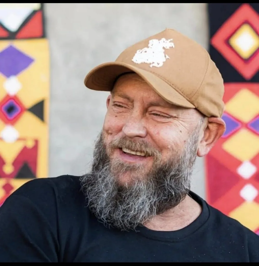 Historiador e escritor Luiz Antonio Simas conversa sobre nossas raízes coloniais, a força das culturas de resistência e os ataques do capital ao Carnaval