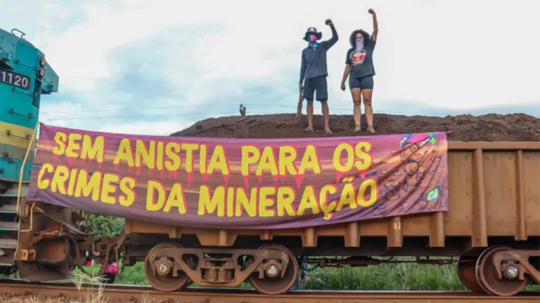 ‘Mineração mata’: mulheres do MST ocupam trilhos da Samarco em MG e cobram justiça por Mariana