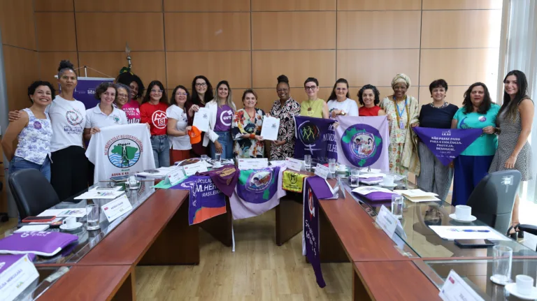 Movimentos feministas entregam manifesto com mais de 300 assinaturas ao governo federal