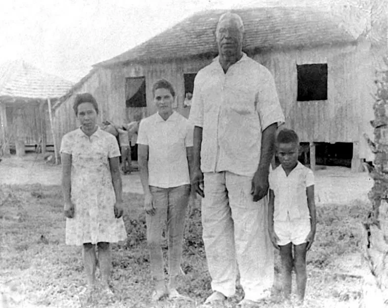 Dona Maria Laurinda, madrinha Peregrina Gomes Serra, Mestre Irineu Serra e o garoto Crispim Serra, sobrinho do casal, em frente à casa que agora funciona como memorial