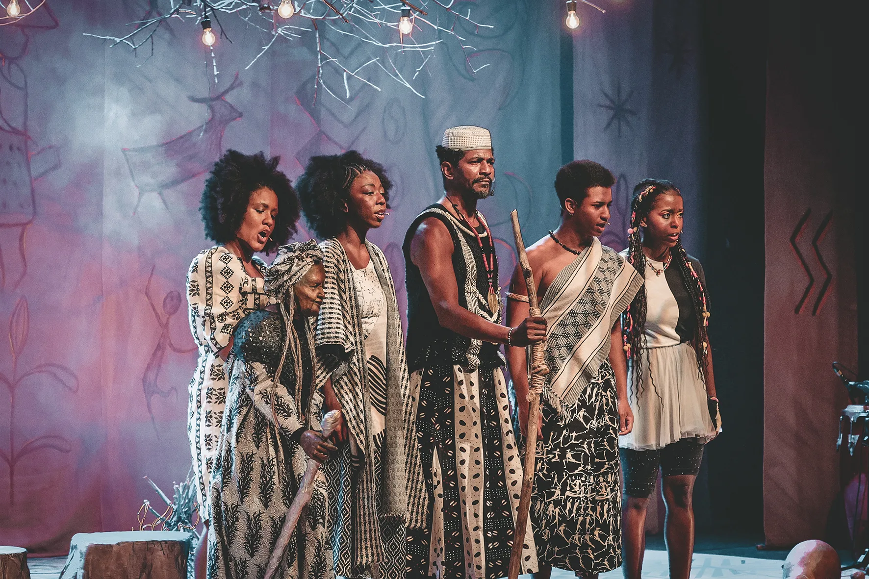 Musical infantojuvenil “Menino Mandela” conta a história do jovem Nelson Mandela com direção de Arlindo Lopes e música ao vivo, em cartaz na CAIXA Cultural Brasília entre 18 e 22 de março de 2026.