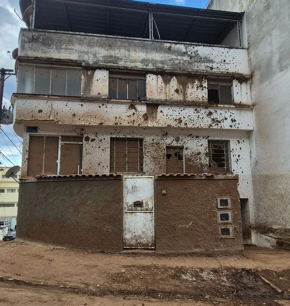 Dias depois de água baixar, as casas seguem marcadas pela inundação e pela lama - Foto: ana c/Brasil de Fato