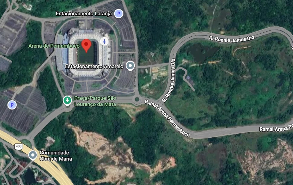 Terreno ocupado por famílias, onde seria a Cidade da Copa, fica próximo (na imagem, fica abaixo) da Arena de Pernambuco, às margens da PE-408