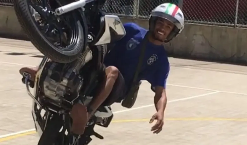 Péricles Monteiro Melo realiza manobra de grau em uma quadra | Foto: Arquivo pessoal
