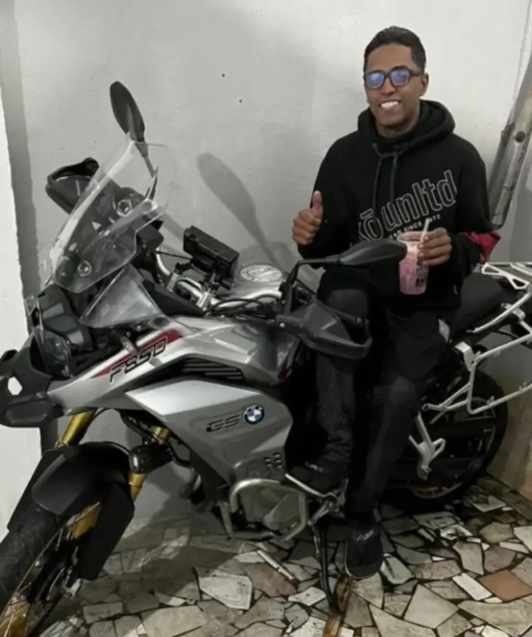 Péricles Monteiro Melo posa ao lado de uma moto BMW | Foto: Reprodução
