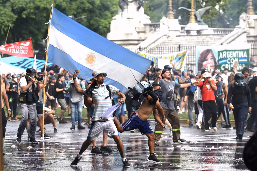 Protestos na Argentina contra reforma trabalhista de Javier Milei