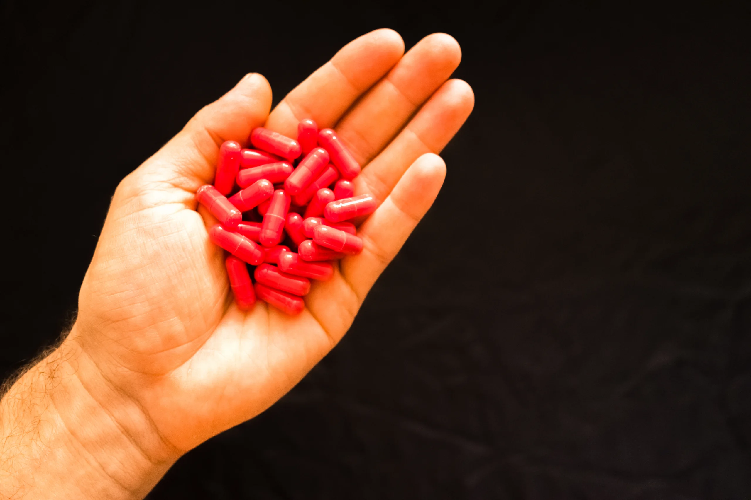 Sports supplements such as caffeine or bcaa are supplied to fitness enthusiasts to improve their performance.