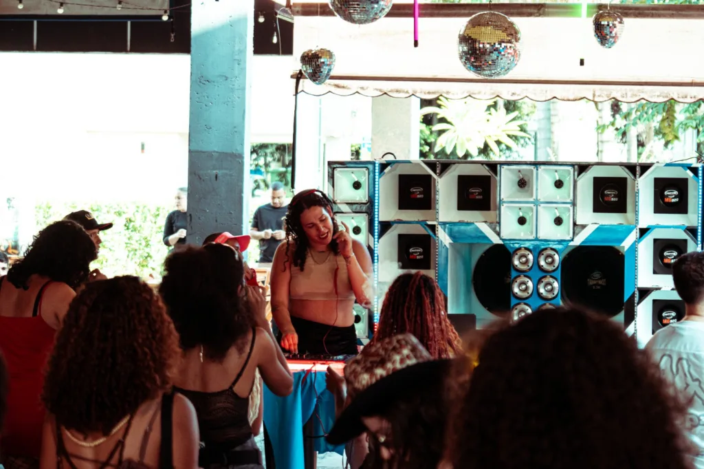 Encontro de poesia, música e dança periférica em Ceilândia, celebrando cultura local e o aniversário da cidade. Gratuito.