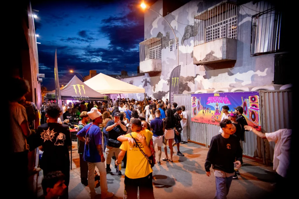 Artistas do samba do DF se apresentam no Sarau-Vá – Samba da Encruza, com microfone aberto para poetas em Ceilândia.