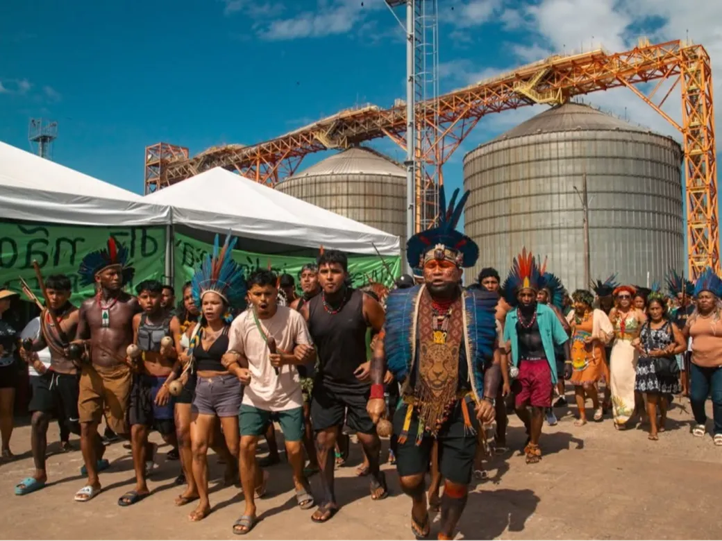 Indígenas protestam no porto da Cargill, em Santarém (PA), no dia 1 de fevereiro de 2026. — Reprodução/Kevin Egonza/Citatb