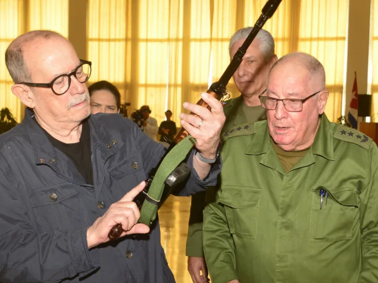 Silvio Rodríguez recebe fuzil após dizer que pegaria em armas para defender Cuba