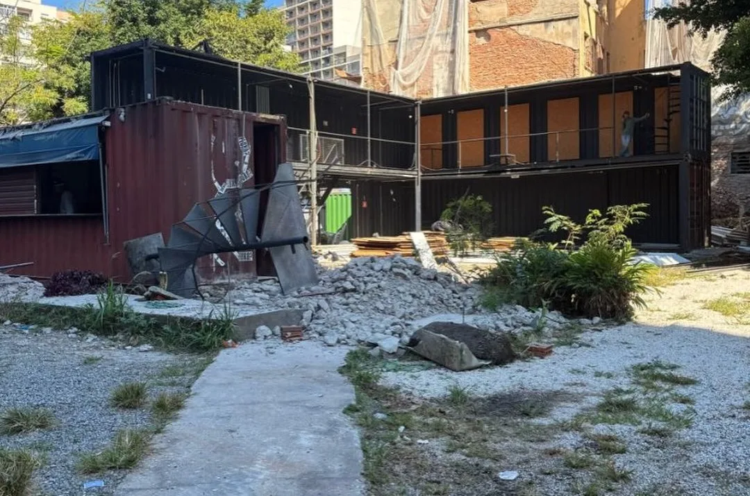 Estruturas do Teatro de Contêiner Mungunzá no centro de São Paulo destruídas.