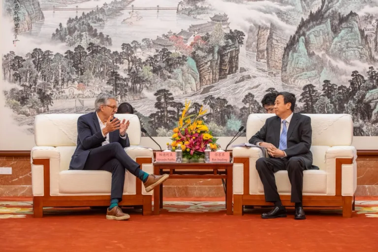 Na China, Padilha detalha parcerias para modernizar SUS e produzir tecnologia médica no Brasil