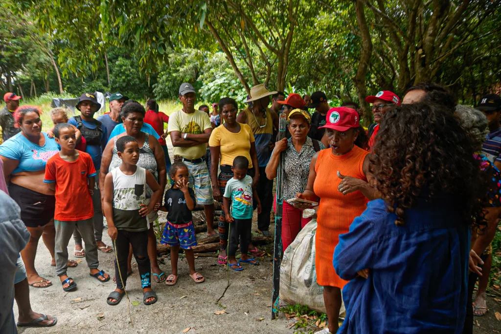 As pessoas que ocupam terreno ao lado da Arena de Pernambuco são, em sua maioria, mulheres negras, beneficiárias do Bolsa Família, que não conseguem arcar com aluguéis e sustentar suas famílias