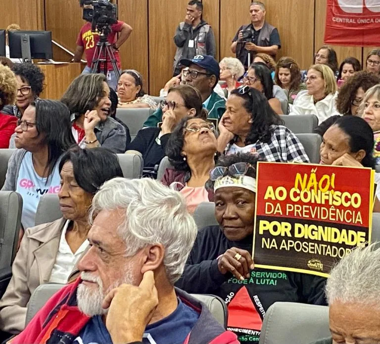 Governo Zema precariza situação de professores aposentados e investe contra piso da educação