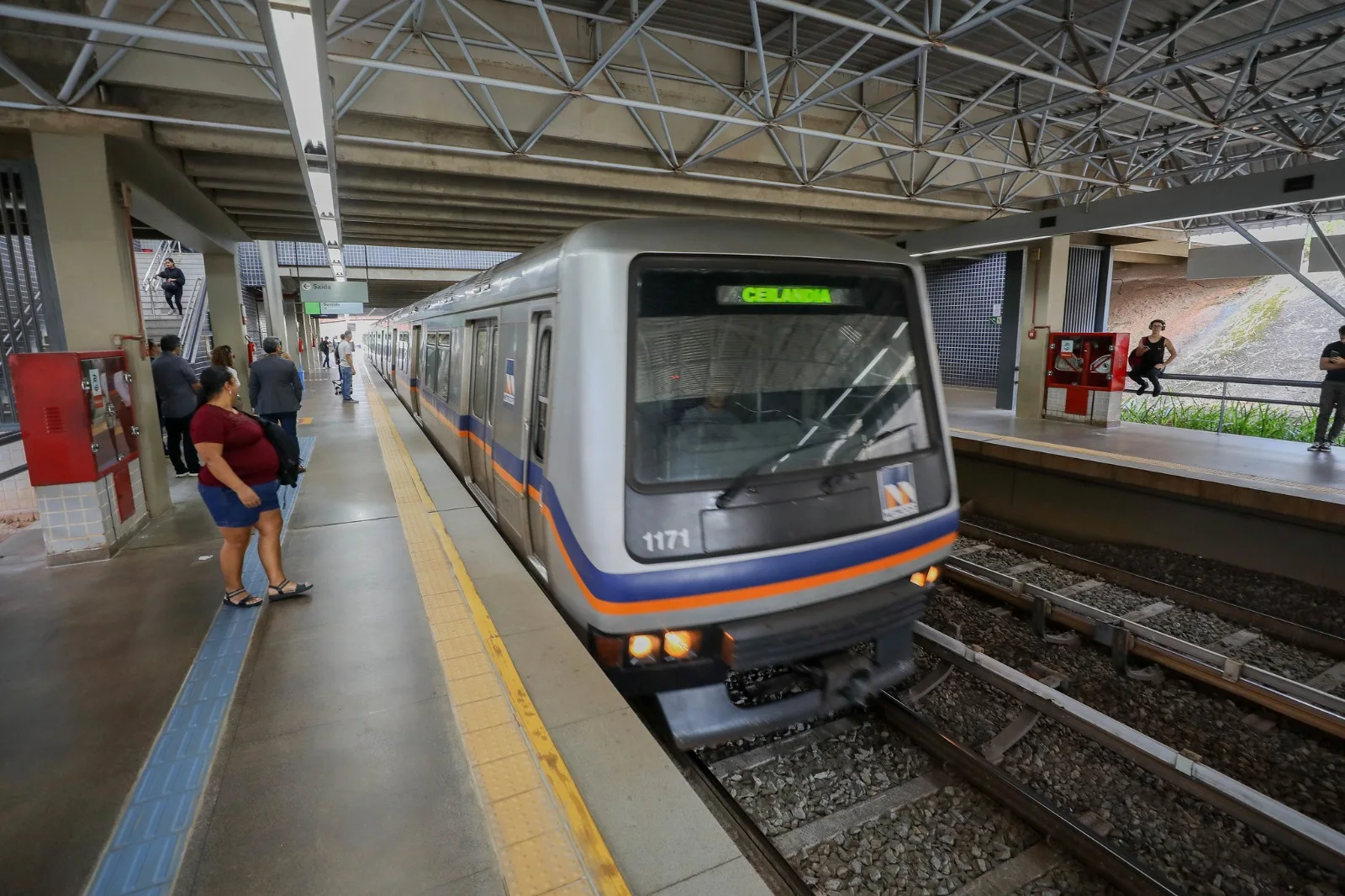Metroviários denunciam sobrecarga de trabalho e redução da frota em meio à falta de investimentos no sistema.