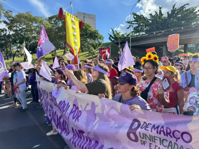 Mulheres do DF ocupam as ruas neste domingo (8) com foco no combate ao feminicídio