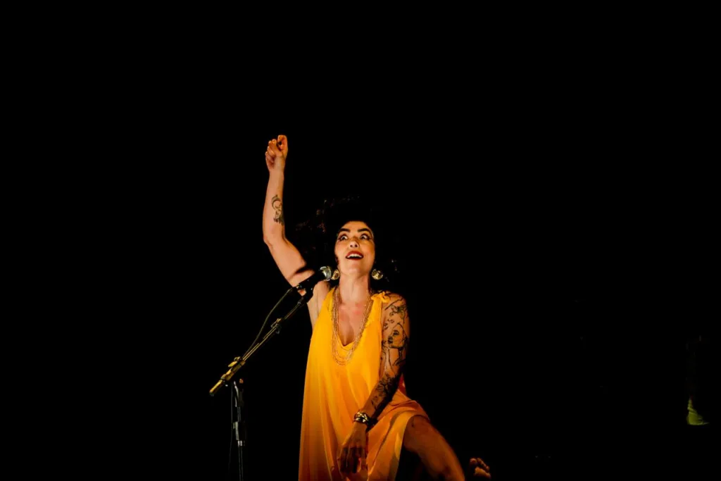 A cantora e compositora Vanessa Moreno falou sobre a carreira no Sabe Som?