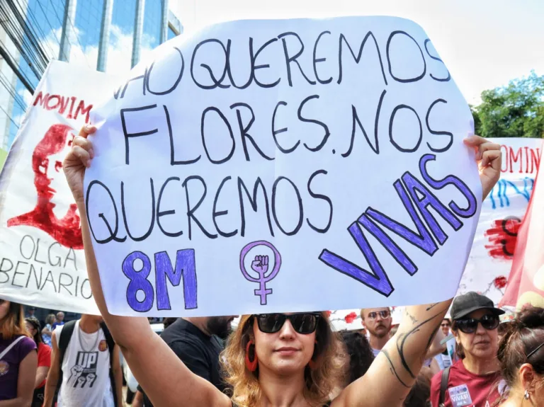 ‘Até quando?’: mulheres dizem basta aos feminicídios no 8 de Março em Porto Alegre